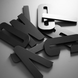 Découpe de lettres PVC Noir 10mm